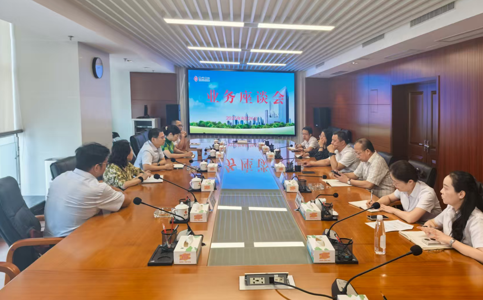 雷軍榮一行前往贛州銀行拜訪(fǎng)交流